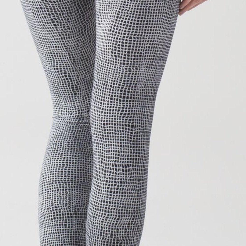 125. Lululemon Wunder Under Pant III
Fall Net White Black - Picture 2 of 9